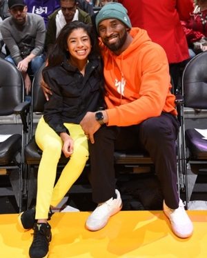 Những bức ảnh chính thức của Lakers kỷ niệm Kobe Bryant và cô con gái thứ hai Gianna: Mãi mãi
