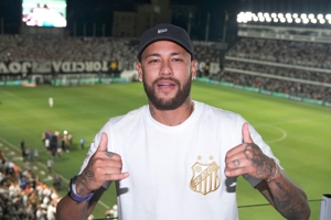 Neymar giảm cân. Neymar xem trận đấu của đội mẹ Santos và hôn logo của đội bóng.