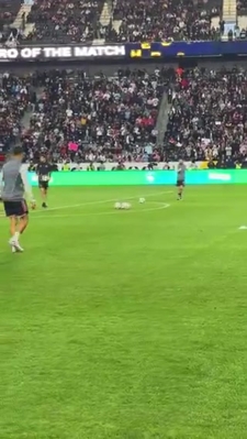 Messi và Suarez chuyền bóng cho nhau trước trận đấu