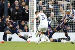 Video bóng đá Tottenham - Nottingham Forest: Hậu vệ dạy tiền đạo dứt điểm 